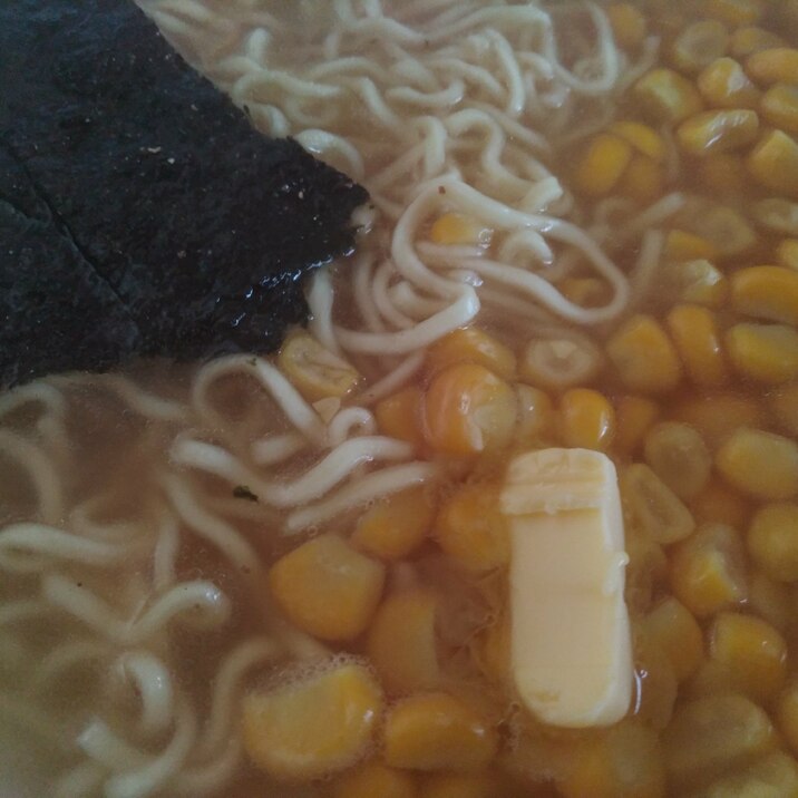 インスタント塩ラーメンで作るコーンバターラーメン